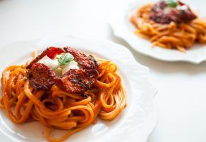 Culinária: massa com confit de tomate