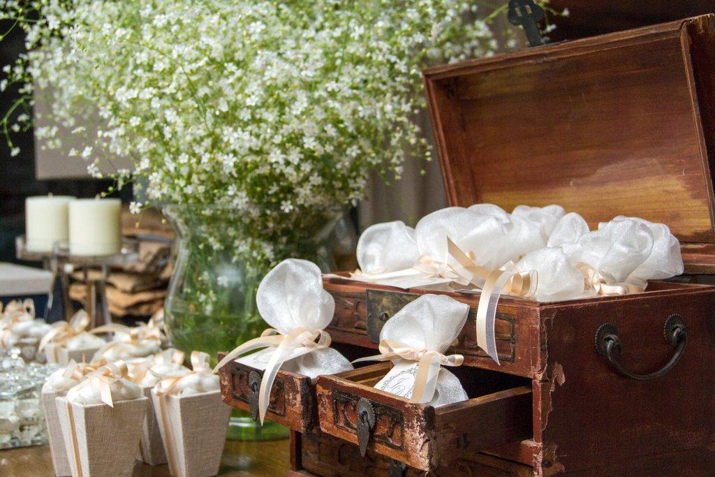 saquinhos e vasinhos com dragees.